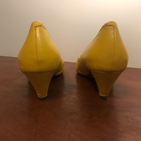 Cute yellow heels - Picture 2 of 5